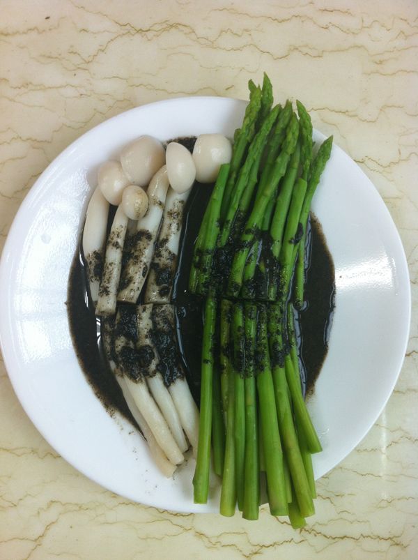 [主食材]切段淋上[醬汁]，美味的"黑芝麻醬佐蘆筍白精靈菇" 上桌啦!!