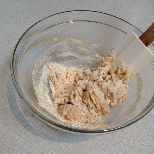 混合鹽、糖、橄欖油、速發酵母與麵粉。