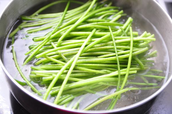 水滾後放入切段水連略煮5分鐘撈起再冰鎮，可以保持脆感