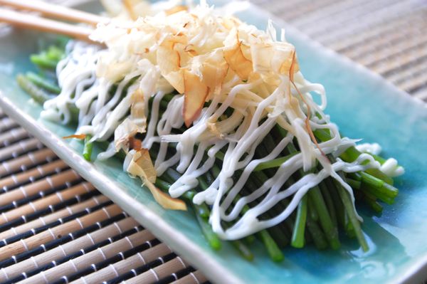 鋪上嫩薑絲，擠上沙拉再加入柴魚即可