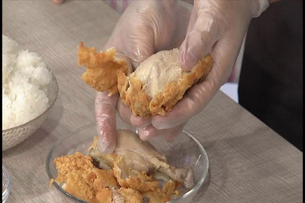 先將炸雞的雞皮用手指剝碎