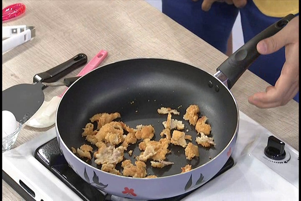 放入鍋中乾煸至出油