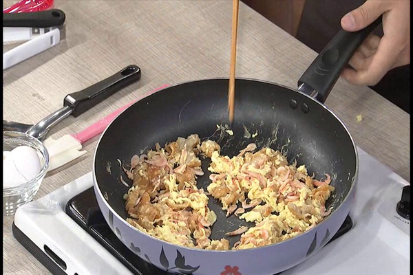 再放入櫻花蝦與雞蛋拌炒至散發香氣