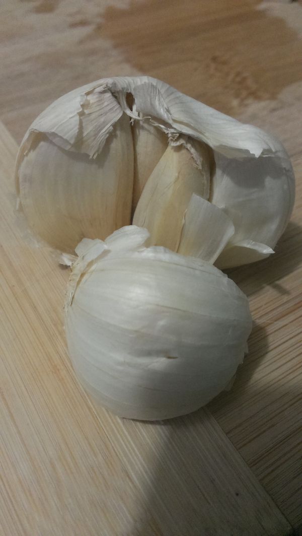 油鍋熱後，先丟蒜頭爆香