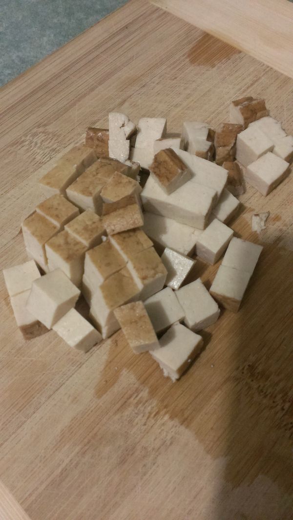 炒豆乾丁，約炒1~2分鐘，豆干表面微乾呈黃色