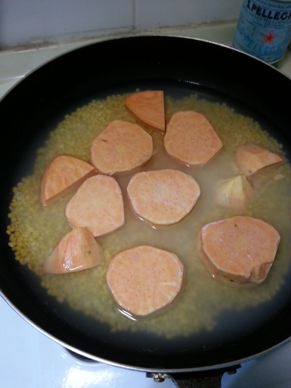 一杯綠豆仁洗淨,不用浸泡,加入兩杯水,將地瓜切一公分厚的片放在綠豆仁上