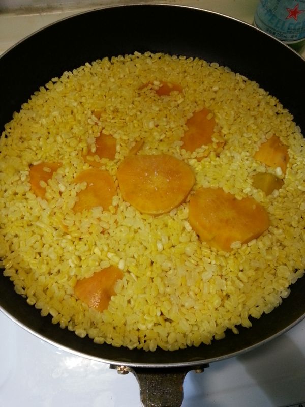 熟後打開將地瓜及綠豆分別取出