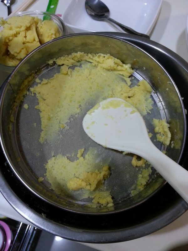 將綠豆仁和地瓜分別過篩