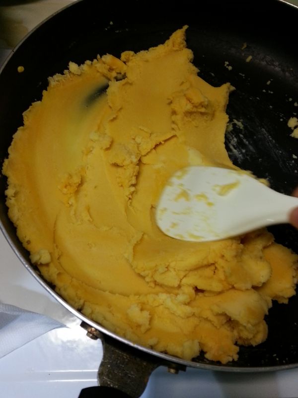 取綠豆泥480克和地瓜泥200克在平底鍋中拌勻,有點用壓的方式融合她們(不用開火)