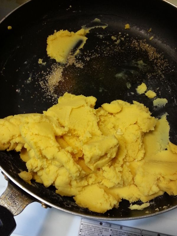 融合後加入兩大匙糖,開小火使糖以及泥狀物融合,若泥狀物太濕可稍炒乾