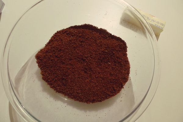 混合餅乾碎片－將放室溫融化的奶油和糖加入餅乾碎屑裡用手抓均勻，再緊密按壓在九吋蛋糕模型底部，周圍稍微突起。