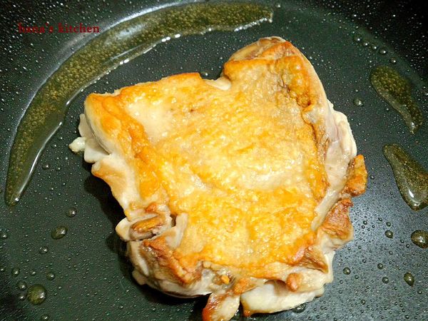 翻面再用小火並蓋上鍋蓋煎熟