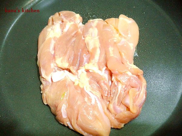 熱鍋後,雞皮那面朝下用中大火將雞皮煎到金黃色