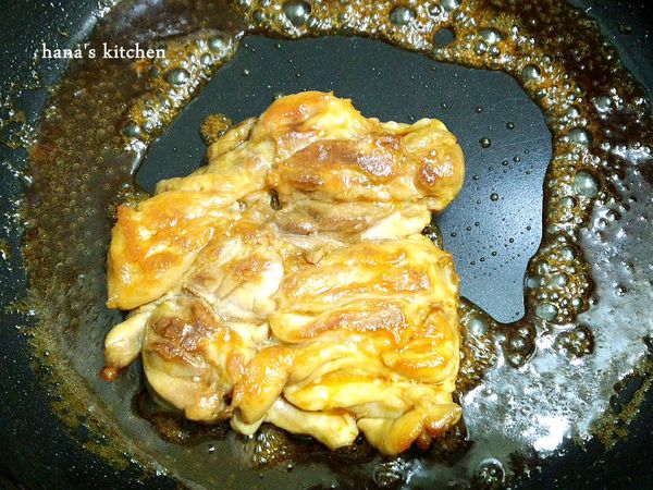 再將醬汁倒入,這時皮面先朝下,等到開始冒小泡後再翻面（或是看一下是否顏色已上到滿意的狀態時再翻面）到醬汁快收乾即可盛盤
