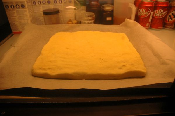 取出麵糰桿至厚2公分，直接將麵糰放入冰箱冷藏10分鐘，以方便裁切。