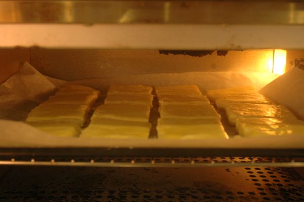 取出麵團平分成16塊，刷上蛋汁，204度烤15分鐘。