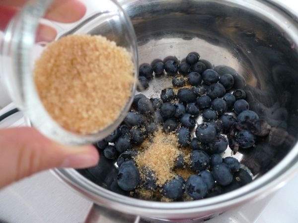 取一個小鍋子，放入藍莓，倒入砂糖。
