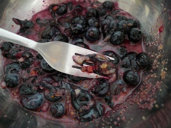 用中火一邊用叉子將藍莓壓碎，一邊攪拌防止燒焦。