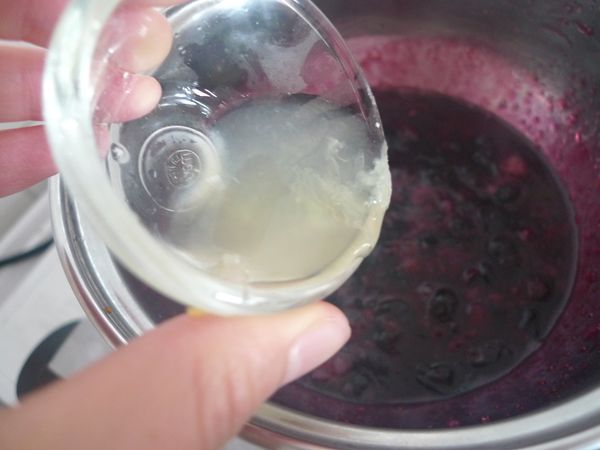 倒入檸檬汁，用小火慢慢熬煮。