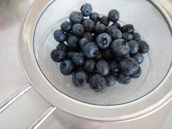藍莓洗淨瀝乾備用。