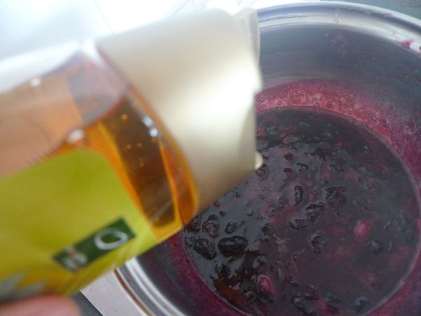 再倒入龍舌蘭糖漿，且不時用湯匙攪拌。