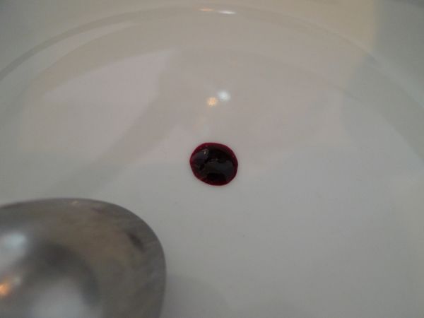 煮至漸漸收汁，用湯匙杓一小匙放在盤子上，果醬不會流動及完成。