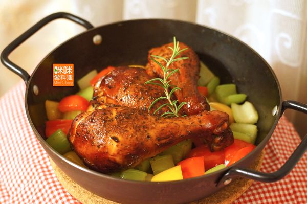 將煙燻雞腿鋪在時蔬上，點綴迷迭香，即可上桌！