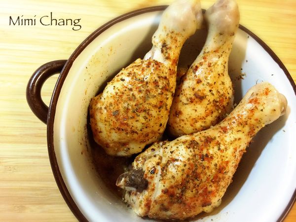 將雞腿抹上[醃料]，放入陶瓷容器，電鍋外鍋放1米杯水，電源跳起後取出。蒸出的雞汁不要倒掉，用來炒時蔬。