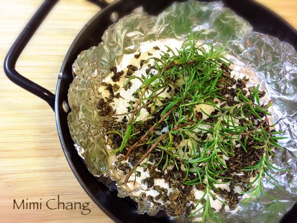 使用鋁箔紙，略圍成碗型不外漏內容物，裡面放[煙燻料]。