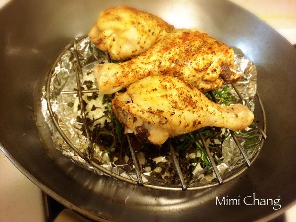 使用28cm精鐵鍋，在鋁箔紙上架不鏽鋼鍋架，將蒸好的雞腿鋪在上面。