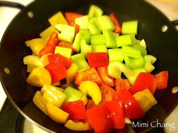 使用20cm精鐵鍋，熱鍋加1大匙油，將時蔬爆炒至均勻吃油後，倒入雞汁，加鹽及胡椒，見全熟後關火。