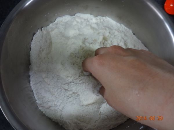 皮的製作
1.料中所以材料混合揉勻至三光(盆光、粉光、手光，水不要一次全倒入，要分次慢慢加入)