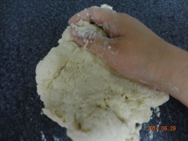 2.麵糰取出放到工桌枱上搓揉10分鐘