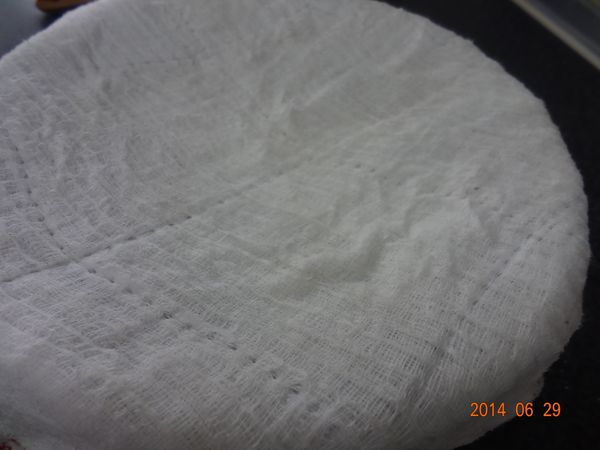 4.將麵糰放到抺油的盆中噴少許水蓋上濕布發酵到2倍大約1小時左右(夏天發酵比較快，冬天比較慢可放到微波爐中讓它發酵快點)