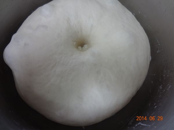 5.發酵完成後工作桌上撒手粉