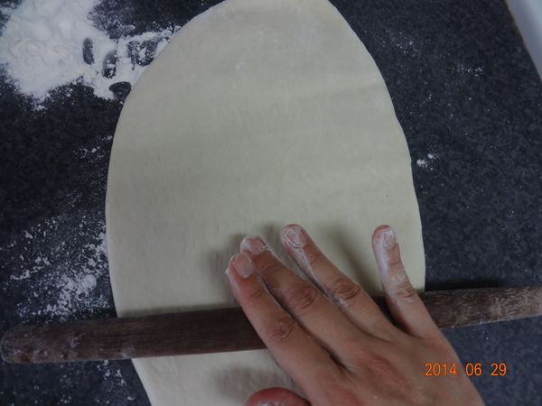 7.麵糰壓扁成圓形用撖麵桿撖開到厚度約0.5左右