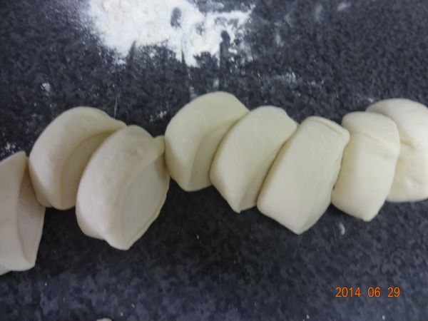 8.滾成圓長條狀平均分切成12等份，滾成圓形收口捏緊向下