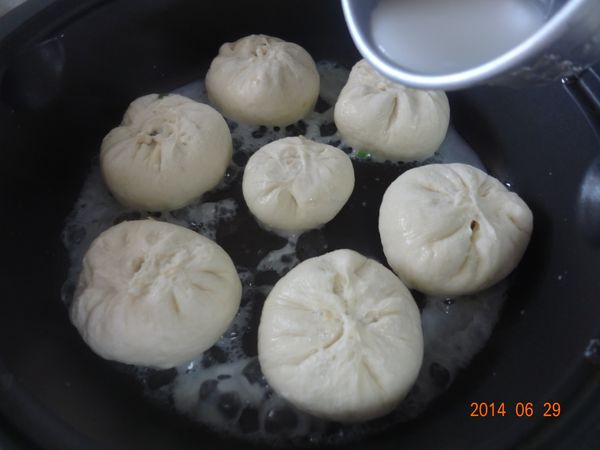 14.待底部稍煎過後倒入約1公分的麵粉水，轉小火蓋上鍋蓋煎到水收乾