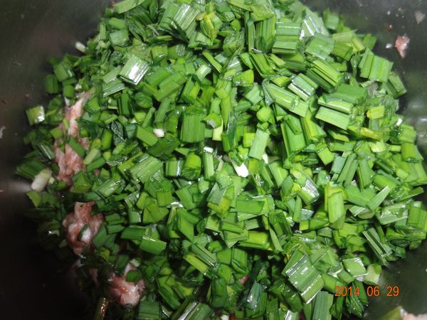 3韭菜切成0.5公分的細丁，冬粉泡水後切1公分長