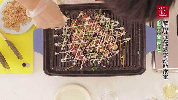 加入蔥花、白芝麻、七味粉拌炒，最後淋上沙拉醬，撒上柴魚片即可