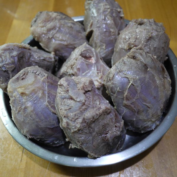 首先牛腱心先過水汆燙成形，這樣在燉煮的過程中肉的形狀已經固定，不會變形了。