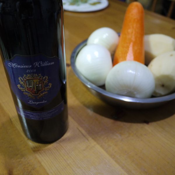 準備食材：牛腱心、馬鈴薯、洋蔥、紅蘿蔔、紅酒。