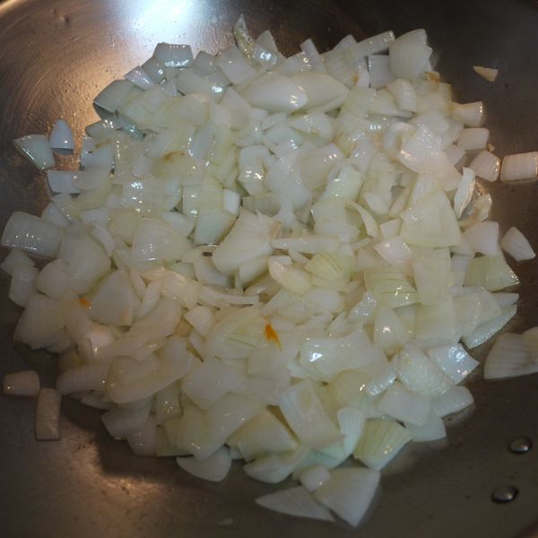 洋蔥先爆香炒到焦黃備用，一定要先炒洋蔥這樣會更鮮甜好滋味。