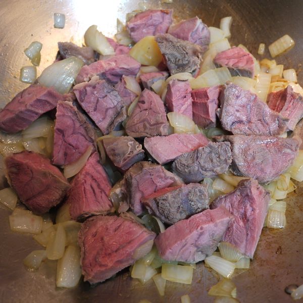 牛腱心切塊放入跟鍋中的洋蔥一起炒香，依序放入紅蘿蔔跟馬鈴薯，都炒了八分熟度，放入紅酒悶煮半小時後熄火，待冷卻後加入適當的水量蓋過牛肉的高度三公分，在悶煮半小時後熄火，待隔天食用。