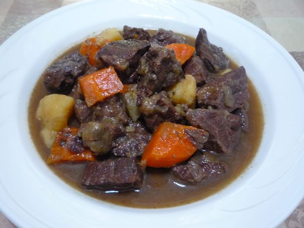 經過一夜的浸泡熟成，紅酒跟牛肉結合完全入味，不勾芡的紅酒燉牛肉更健康清爽。