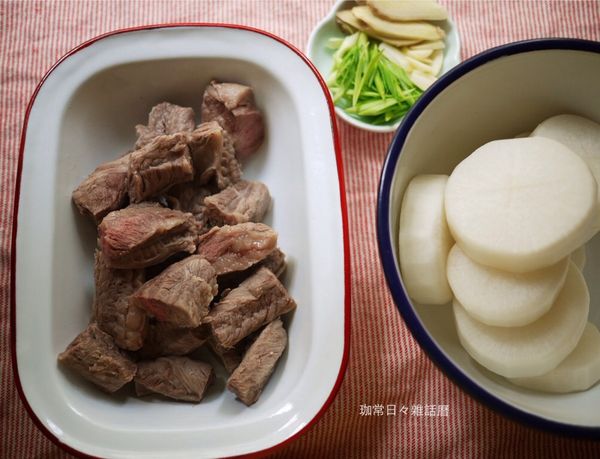 蘿蔔切大塊並用削皮刀沿上下尖銳邊緣各削一圈，
 
可讓蘿蔔整體看起來更圓潤  ，中間切十字，更易入味！蘿蔔放入洗米水煮滾後轉小火續煮１０分鐘即可取出備用
 
(洗米水可去除蘿蔔的生味，幫助甜味釋放)