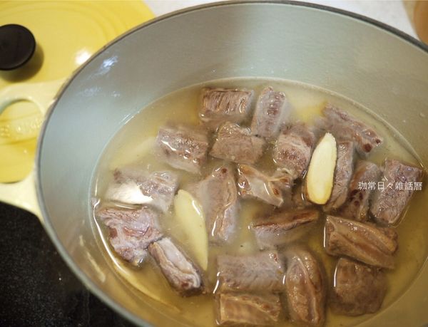 加水淹過食材，煮滾後撈去浮末，蓋鍋轉小火燉煮３０分鐘
 
（鑄鐵鍋燉煮食材速度較快，若是一般鍋子可能要視情況增加時間）