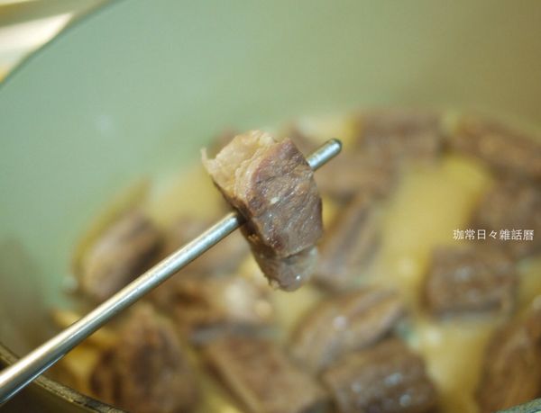 開鍋用筷子確認肉已軟化