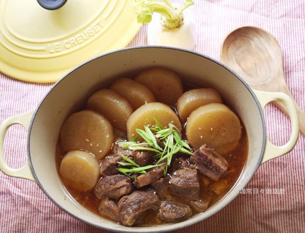 放入蘿蔔和調味醬汁讓蘿蔔擺放在肉的下層，煮滾後再蓋鍋轉小火燉３０分鐘，
 
關火燜１０分鐘，上桌前撒上白芝麻和斜切之蒜青就完成囉!