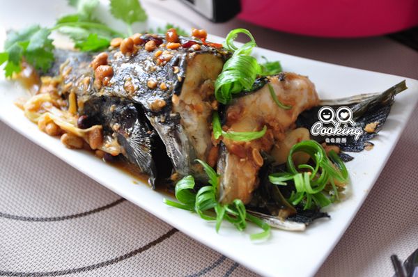 把燉魚的醬汁淋上鱘魚頭放上蔥絲、香菜就能享用囉!